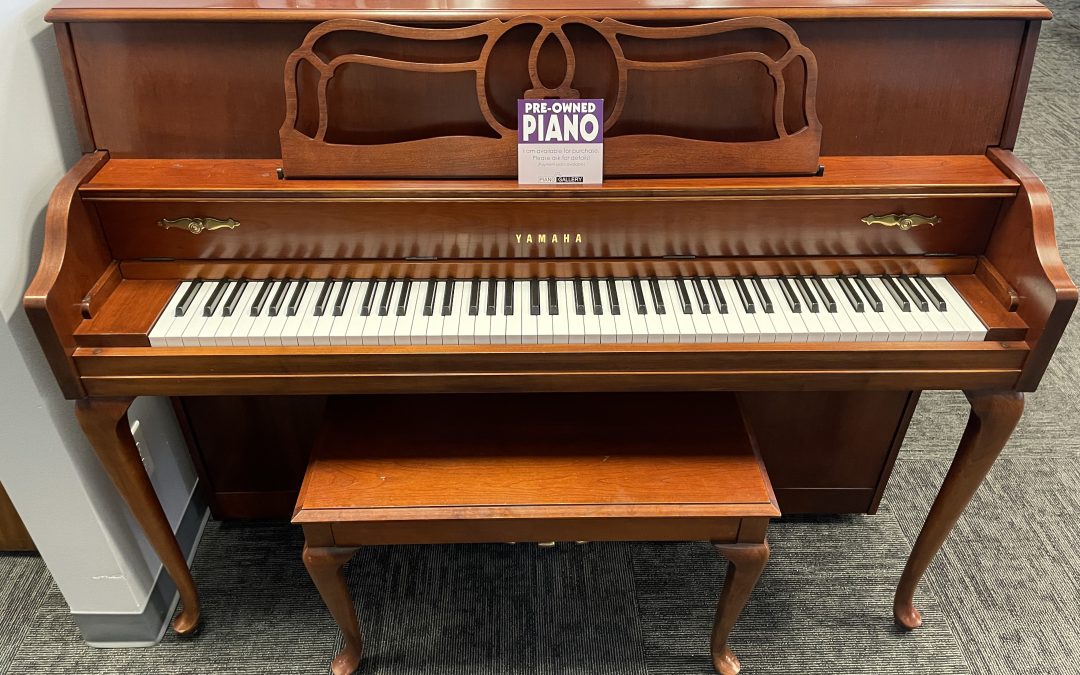 YAMAHA M500QADC 43.5″ Decorator Console Queen Anne Cherry Console – Murray