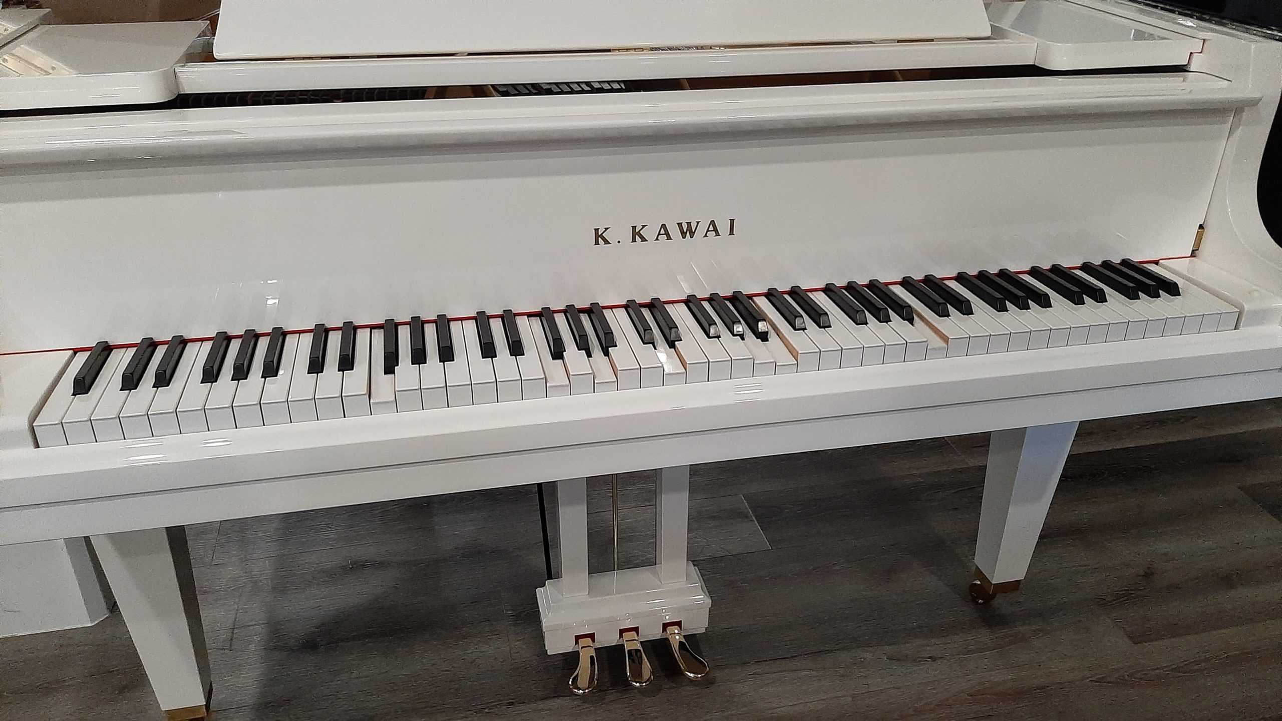 Pianoforte a coda Kawai bianco lucido conPianoforte a coda Kawai bianco lucido con  